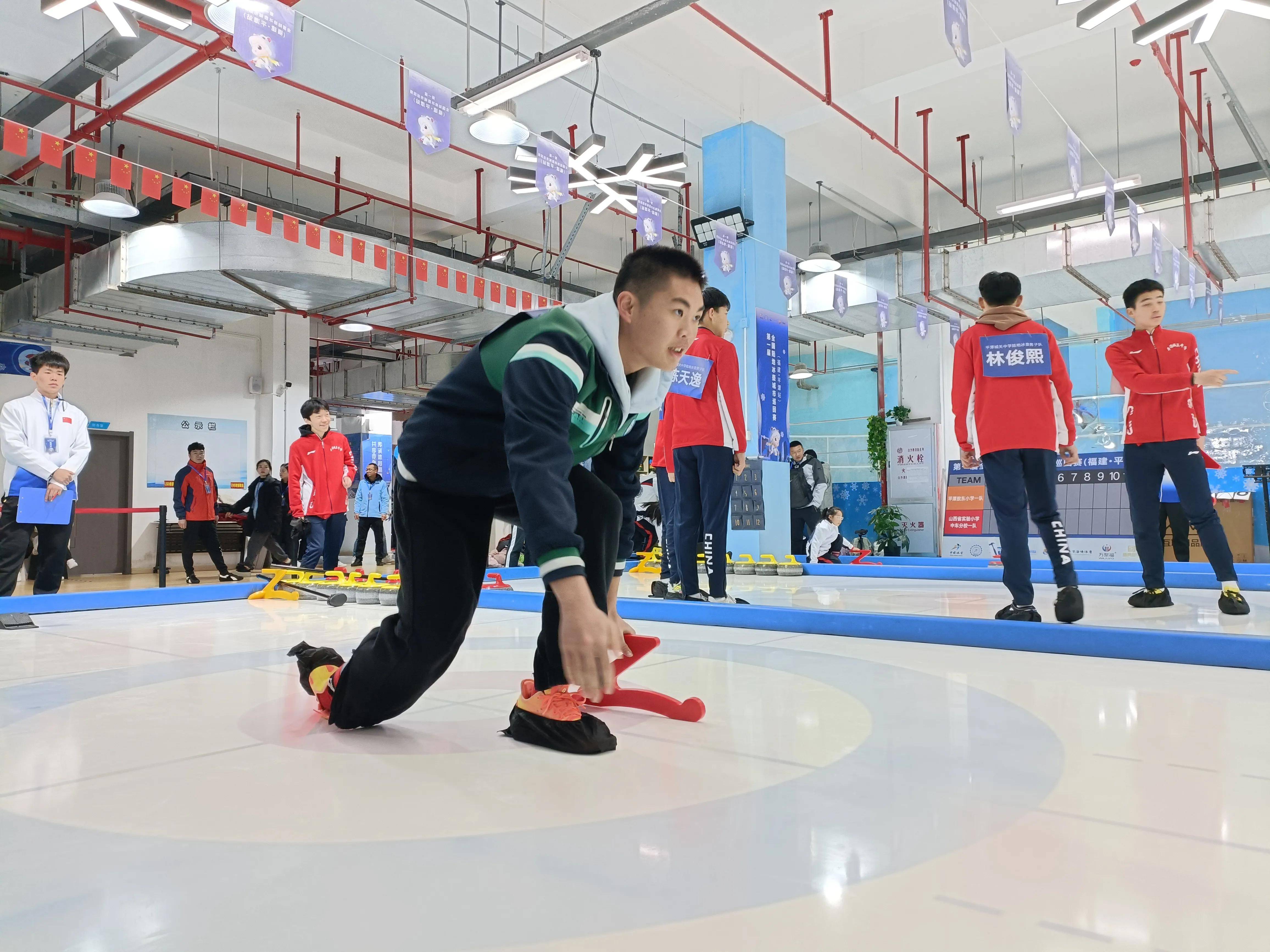 冰壶比赛时享受冰雪运动的舒适快乐(溜冰场十大背景音乐)